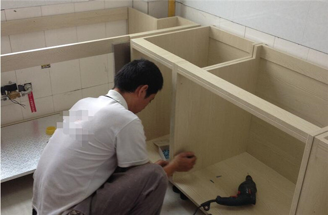 安装橱柜时这一幕让业主当场叫停 这样的加工必须重做